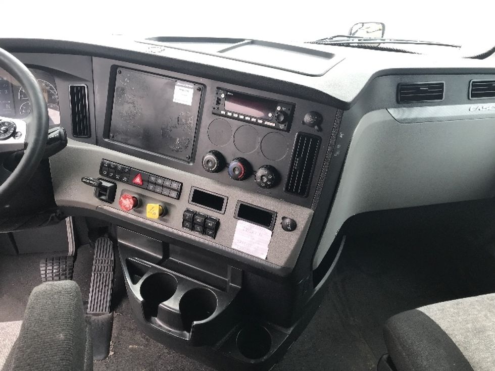 Sleeper Tractor-Heavy Duty Tractors-Freightliner-2022-T12664ST-Cincinnati-OH-584,586\n\t\tmiles-$ 63,000 - Image 12