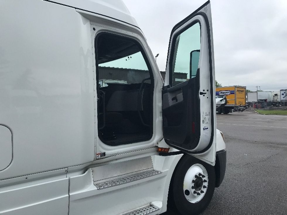 Sleeper Tractor-Heavy Duty Tractors-Freightliner-2022-T12664ST-Cincinnati-OH-584,586\n\t\tmiles-$ 63,000 - Image 13