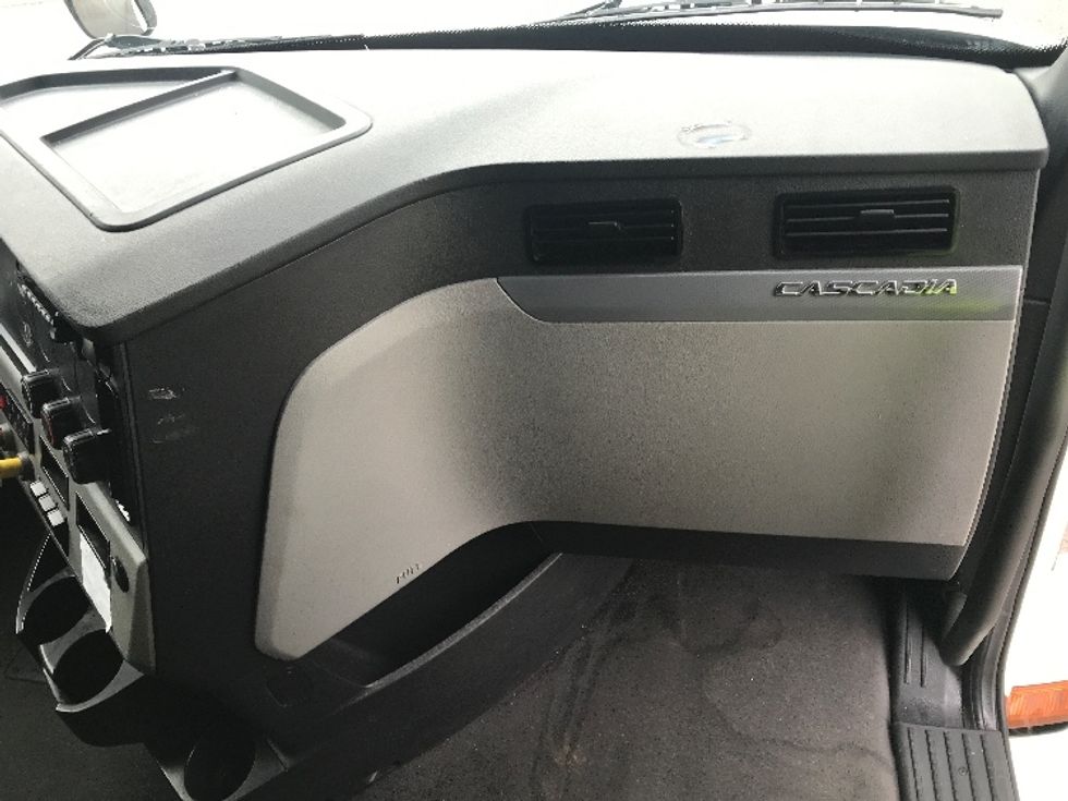 Sleeper Tractor-Heavy Duty Tractors-Freightliner-2022-T12664ST-Cincinnati-OH-584,586\n\t\tmiles-$ 63,000 - Image 14