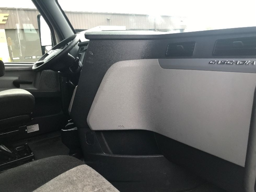 Sleeper Tractor-Heavy Duty Tractors-Freightliner-2022-T12664ST-Cincinnati-OH-584,586\n\t\tmiles-$ 63,000 - Image 15