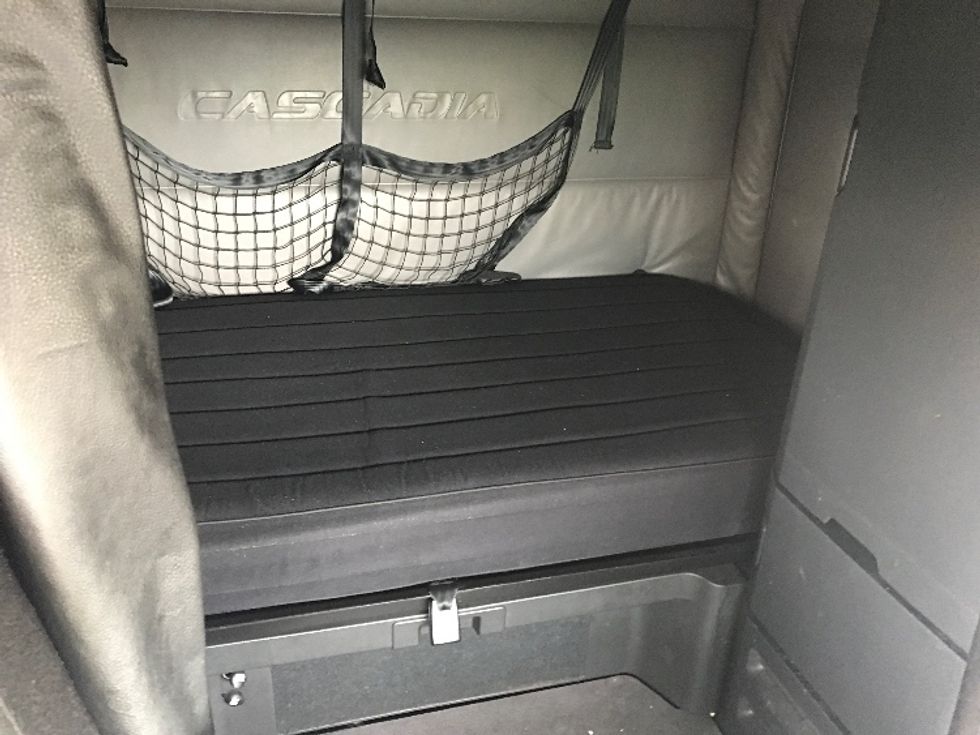 Sleeper Tractor-Heavy Duty Tractors-Freightliner-2022-T12664ST-Cincinnati-OH-584,586\n\t\tmiles-$ 63,000 - Image 16