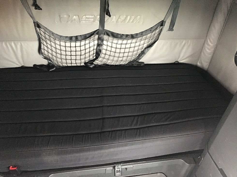 Sleeper Tractor-Heavy Duty Tractors-Freightliner-2022-T12664ST-Cincinnati-OH-584,586\n\t\tmiles-$ 63,000 - Image 17