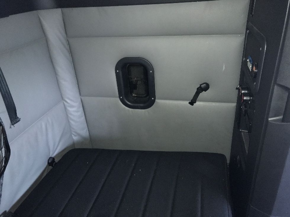 Sleeper Tractor-Heavy Duty Tractors-Freightliner-2022-T12664ST-Cincinnati-OH-584,586\n\t\tmiles-$ 63,000 - Image 18