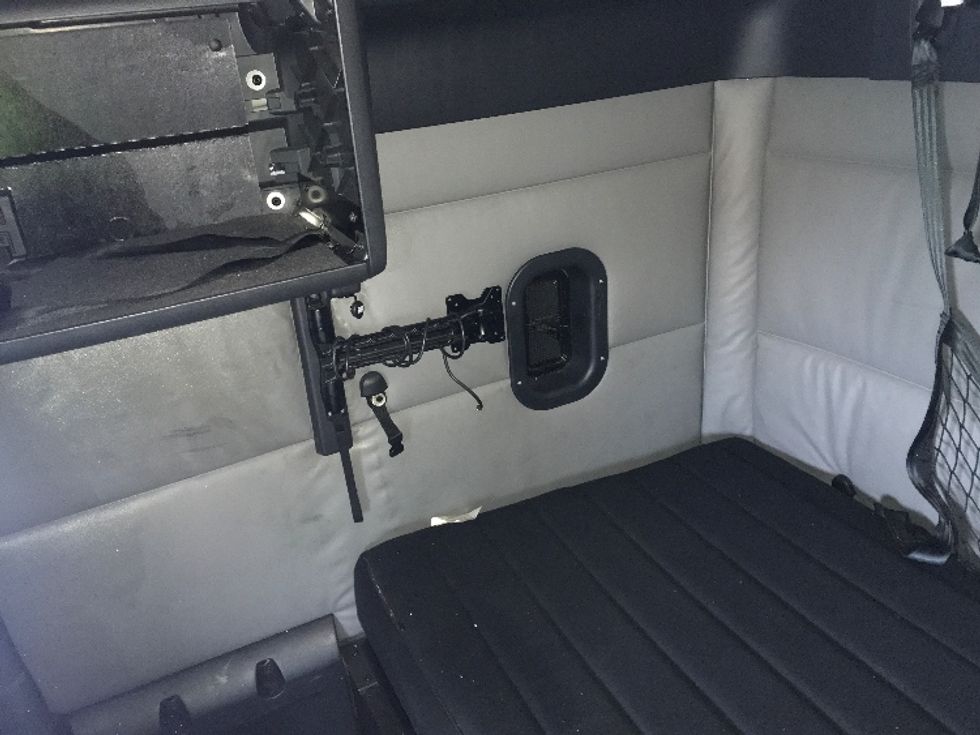 Sleeper Tractor-Heavy Duty Tractors-Freightliner-2022-T12664ST-Cincinnati-OH-584,586\n\t\tmiles-$ 63,000 - Image 19