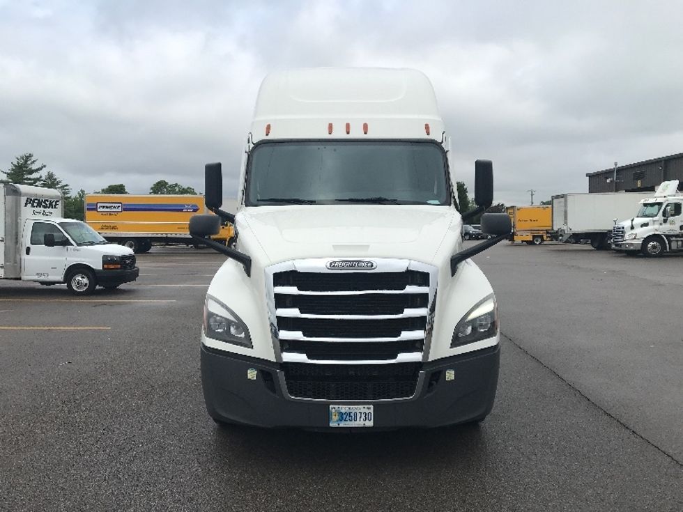 Sleeper Tractor-Heavy Duty Tractors-Freightliner-2022-T12664ST-Cincinnati-OH-584,586\n\t\tmiles-$ 63,000 - Image 2