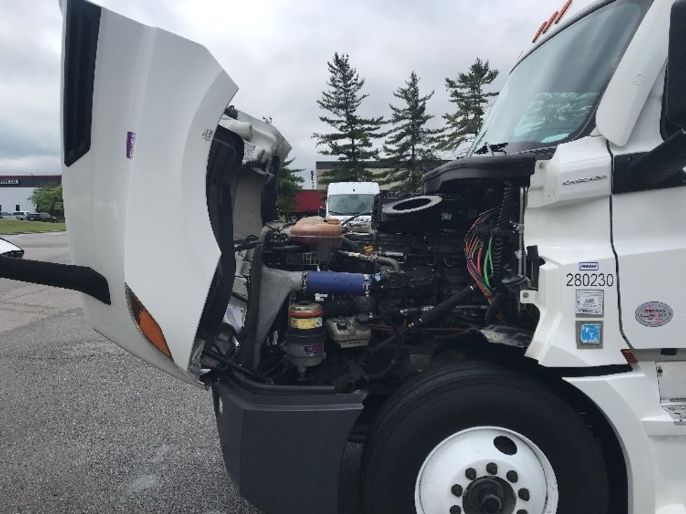 Sleeper Tractor-Heavy Duty Tractors-Freightliner-2022-T12664ST-Cincinnati-OH-584,586\n\t\tmiles-$ 63,000 - Image 21