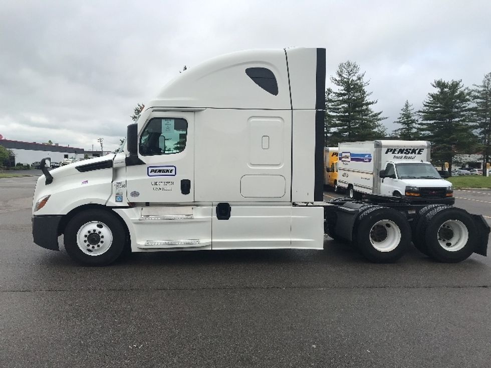 Sleeper Tractor-Heavy Duty Tractors-Freightliner-2022-T12664ST-Cincinnati-OH-584,586\n\t\tmiles-$ 63,000 - Image 4