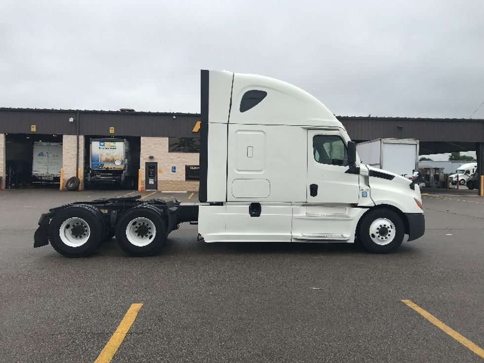 Sleeper Tractor-Heavy Duty Tractors-Freightliner-2022-T12664ST-Cincinnati-OH-584,586\n\t\tmiles-$ 63,000 - Image 8