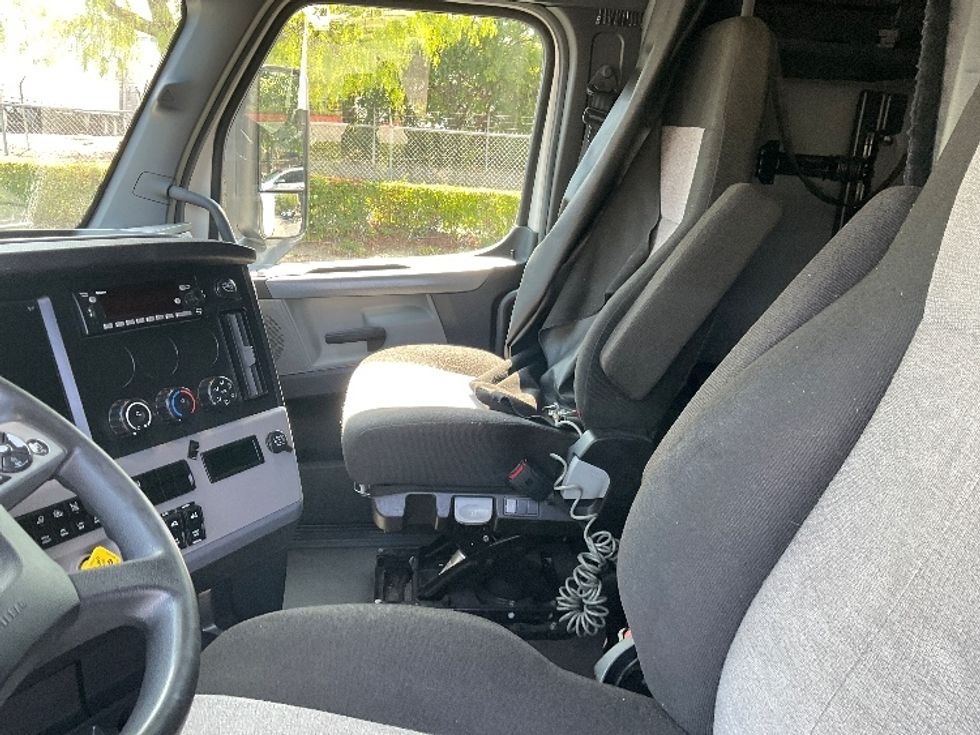 Sleeper Tractor-Heavy Duty Tractors-Freightliner-2022-T12664ST-City Of Industry-CA-526,313\n\t\tmiles-$ 77,000 - Image 10