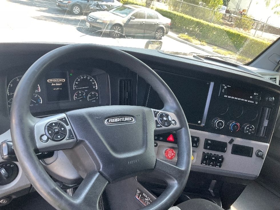 Sleeper Tractor-Heavy Duty Tractors-Freightliner-2022-T12664ST-City Of Industry-CA-526,313\n\t\tmiles-$ 77,000 - Image 11