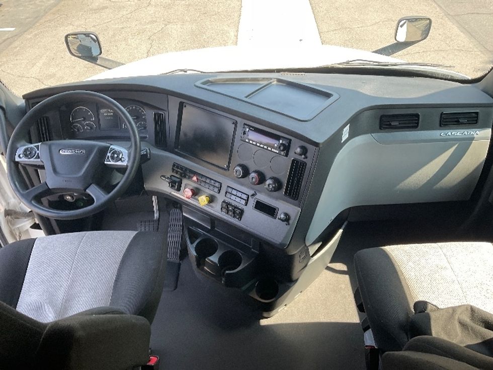 Sleeper Tractor-Heavy Duty Tractors-Freightliner-2022-T12664ST-City Of Industry-CA-526,313\n\t\tmiles-$ 77,000 - Image 12