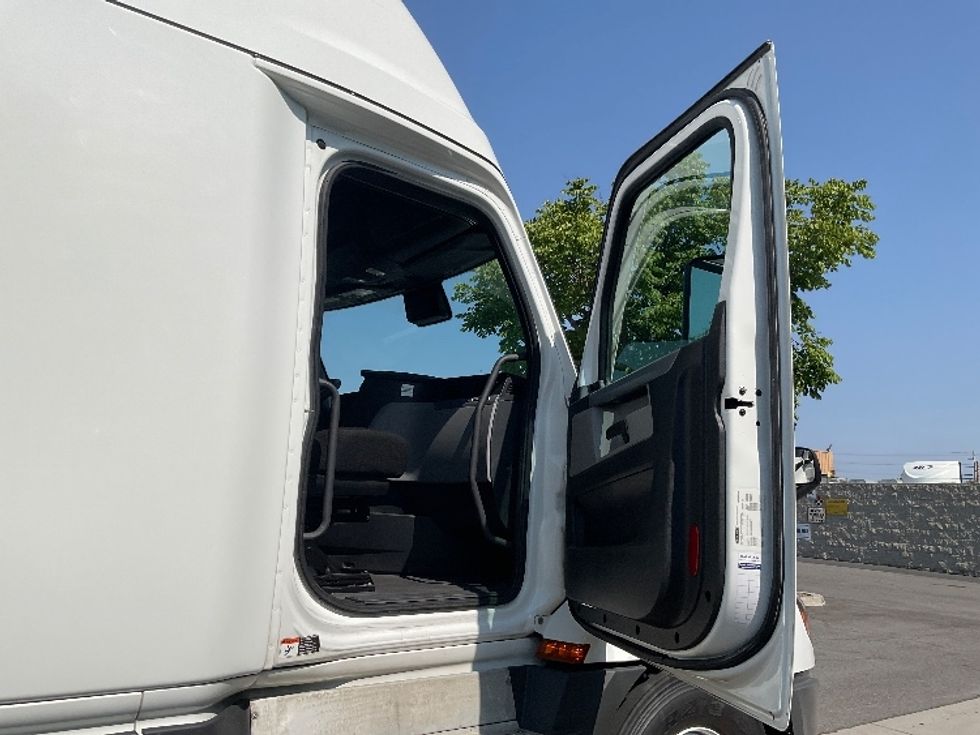 Sleeper Tractor-Heavy Duty Tractors-Freightliner-2022-T12664ST-City Of Industry-CA-526,313\n\t\tmiles-$ 77,000 - Image 13