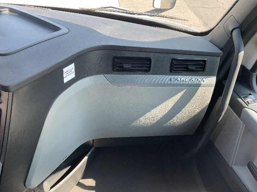 Sleeper Tractor-Heavy Duty Tractors-Freightliner-2022-T12664ST-City Of Industry-CA-526,313\n\t\tmiles-$ 77,000 - Image 14