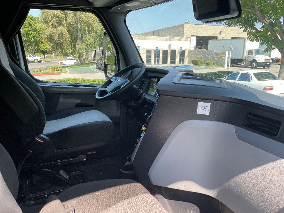 Sleeper Tractor-Heavy Duty Tractors-Freightliner-2022-T12664ST-City Of Industry-CA-526,313\n\t\tmiles-$ 77,000 - Image 15