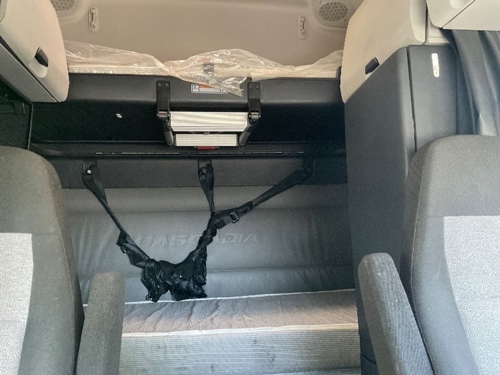 Sleeper Tractor-Heavy Duty Tractors-Freightliner-2022-T12664ST-City Of Industry-CA-526,313\n\t\tmiles-$ 77,000 - Image 16