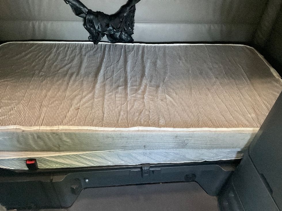 Sleeper Tractor-Heavy Duty Tractors-Freightliner-2022-T12664ST-City Of Industry-CA-526,313\n\t\tmiles-$ 77,000 - Image 17