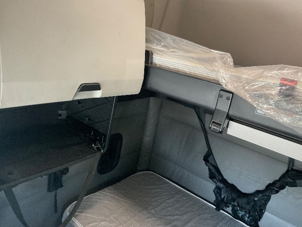 Sleeper Tractor-Heavy Duty Tractors-Freightliner-2022-T12664ST-City Of Industry-CA-526,313\n\t\tmiles-$ 77,000 - Image 19