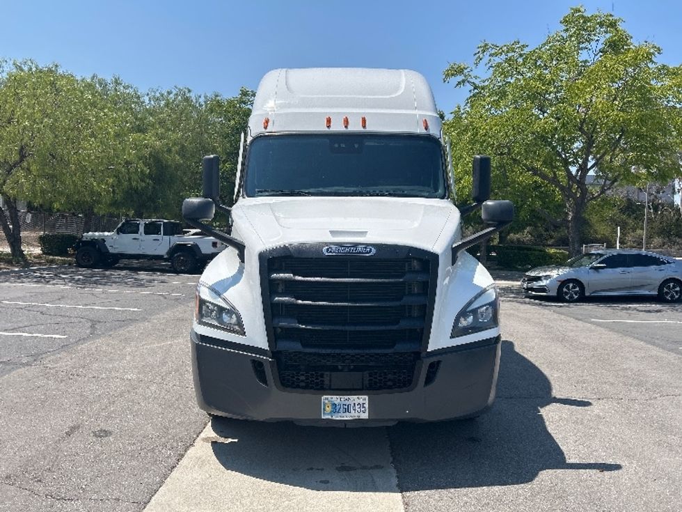 Sleeper Tractor-Heavy Duty Tractors-Freightliner-2022-T12664ST-City Of Industry-CA-526,313\n\t\tmiles-$ 77,000 - Image 2