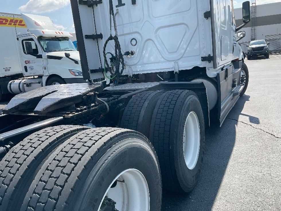 Sleeper Tractor-Heavy Duty Tractors-Freightliner-2022-T12664ST-City Of Industry-CA-526,313\n\t\tmiles-$ 77,000 - Image 23