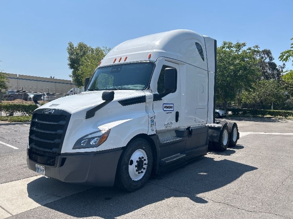 Sleeper Tractor-Heavy Duty Tractors-Freightliner-2022-T12664ST-City Of Industry-CA-526,313\n\t\tmiles-$ 77,000 - Image 3