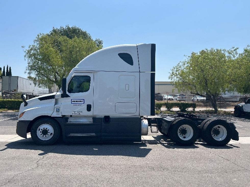 Sleeper Tractor-Heavy Duty Tractors-Freightliner-2022-T12664ST-City Of Industry-CA-526,313\n\t\tmiles-$ 77,000 - Image 4