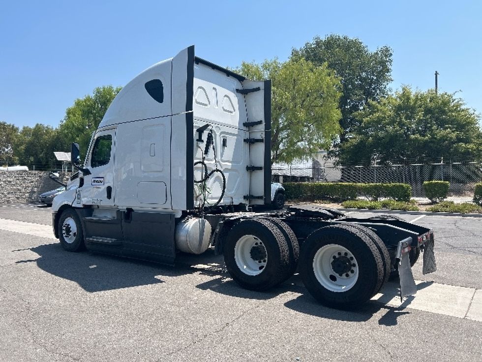 Sleeper Tractor-Heavy Duty Tractors-Freightliner-2022-T12664ST-City Of Industry-CA-526,313\n\t\tmiles-$ 77,000 - Image 5
