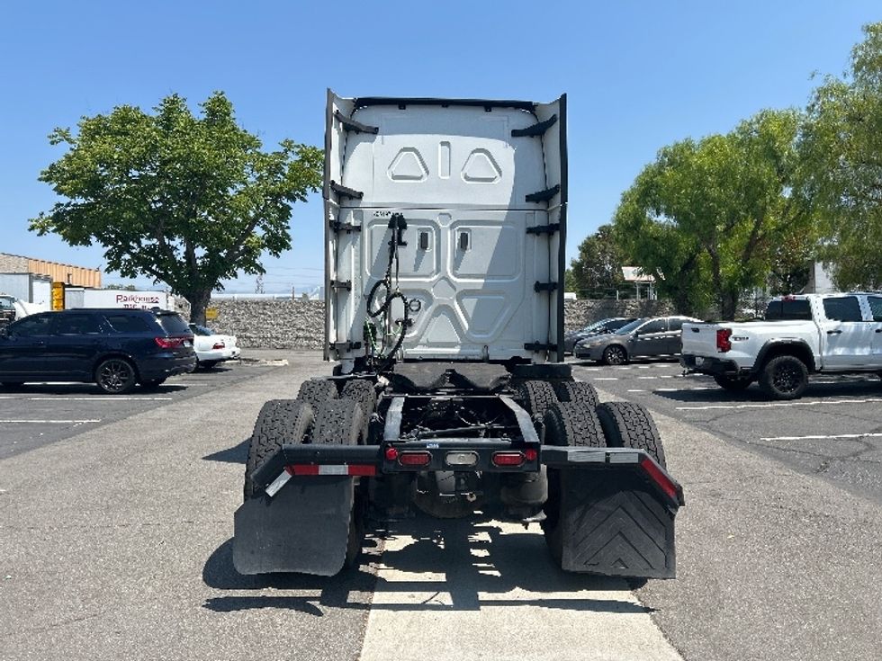 Sleeper Tractor-Heavy Duty Tractors-Freightliner-2022-T12664ST-City Of Industry-CA-526,313\n\t\tmiles-$ 77,000 - Image 6