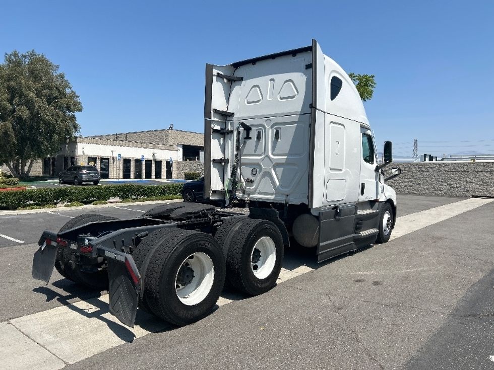 Sleeper Tractor-Heavy Duty Tractors-Freightliner-2022-T12664ST-City Of Industry-CA-526,313\n\t\tmiles-$ 77,000 - Image 7