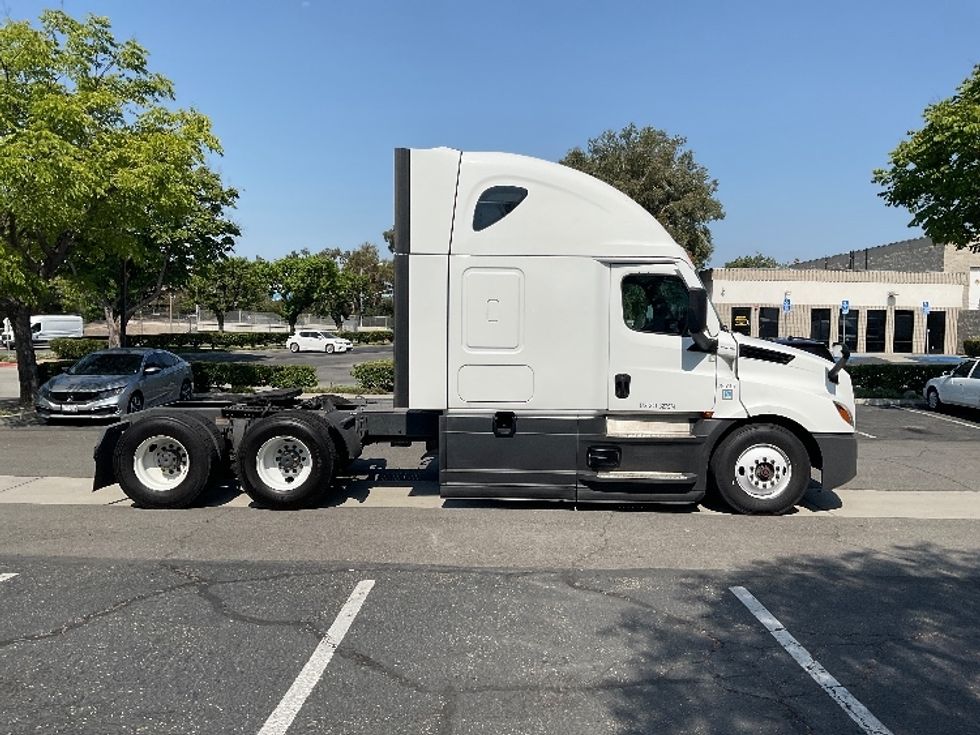 Sleeper Tractor-Heavy Duty Tractors-Freightliner-2022-T12664ST-City Of Industry-CA-526,313\n\t\tmiles-$ 77,000 - Image 8