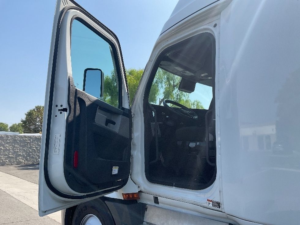 Sleeper Tractor-Heavy Duty Tractors-Freightliner-2022-T12664ST-City Of Industry-CA-526,313\n\t\tmiles-$ 77,000 - Image 9