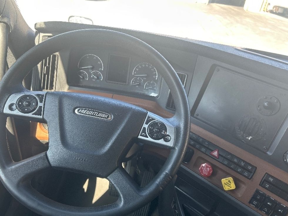 Sleeper Tractor-Heavy Duty Tractors-Freightliner-2022-T12664ST-City Of Industry-CA-567,264\n\t\tmiles-$ 71,750 - Image 10