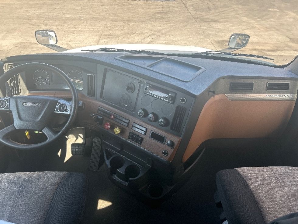 Sleeper Tractor-Heavy Duty Tractors-Freightliner-2022-T12664ST-City Of Industry-CA-567,264\n\t\tmiles-$ 71,750 - Image 11