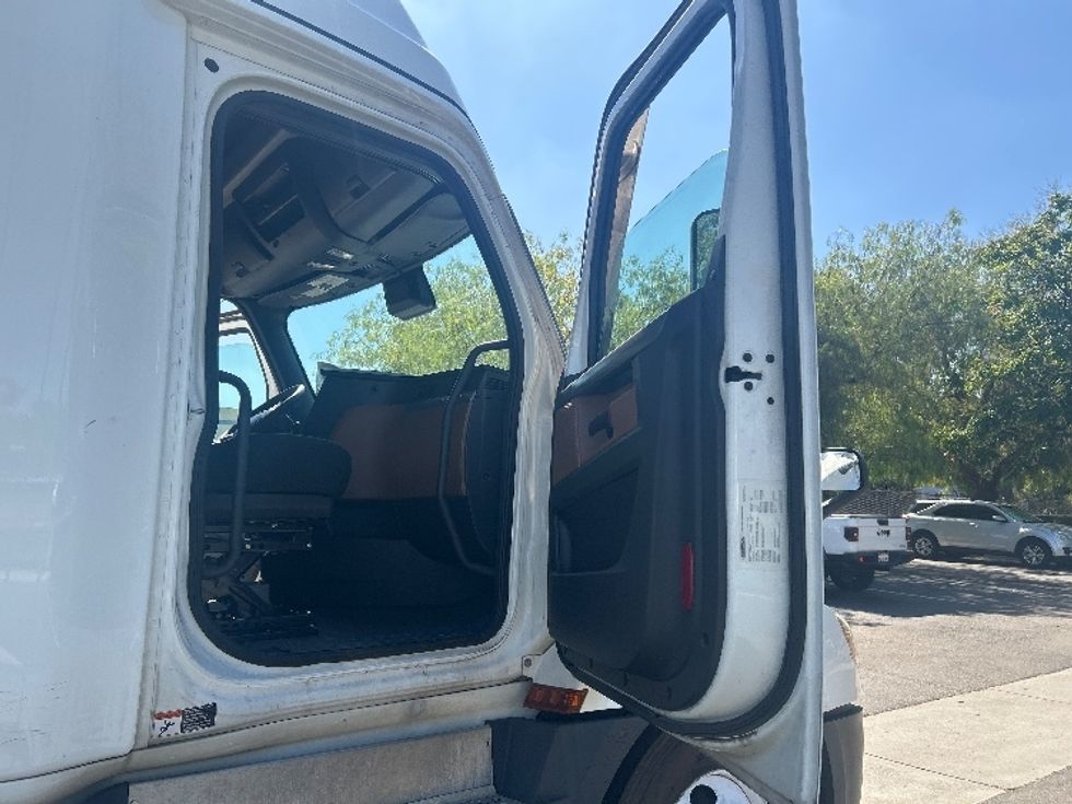 Sleeper Tractor-Heavy Duty Tractors-Freightliner-2022-T12664ST-City Of Industry-CA-567,264\n\t\tmiles-$ 71,750 - Image 12