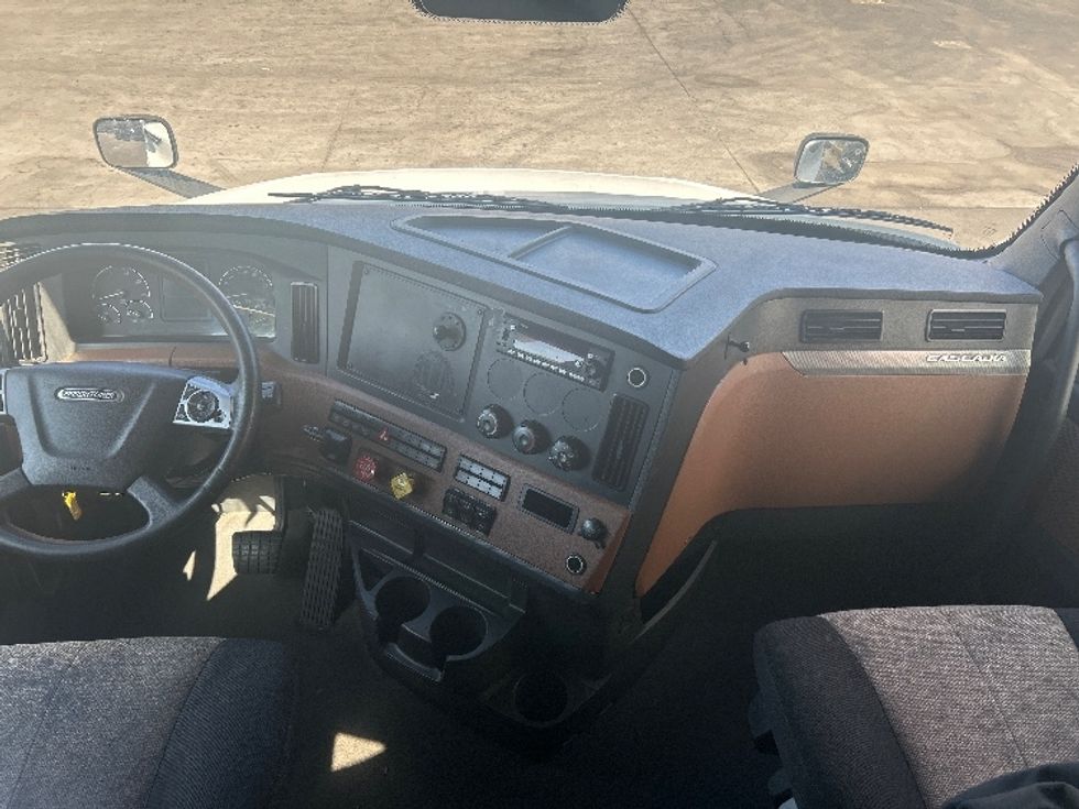 Sleeper Tractor-Heavy Duty Tractors-Freightliner-2022-T12664ST-City Of Industry-CA-567,264\n\t\tmiles-$ 71,750 - Image 13