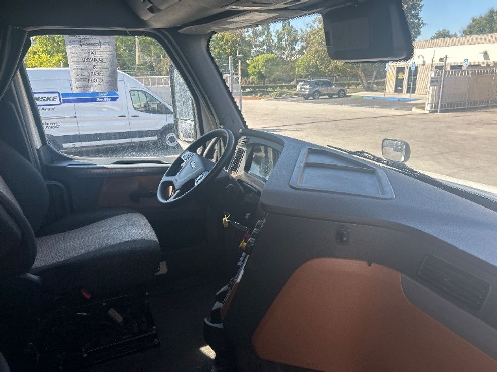 Sleeper Tractor-Heavy Duty Tractors-Freightliner-2022-T12664ST-City Of Industry-CA-567,264\n\t\tmiles-$ 71,750 - Image 14