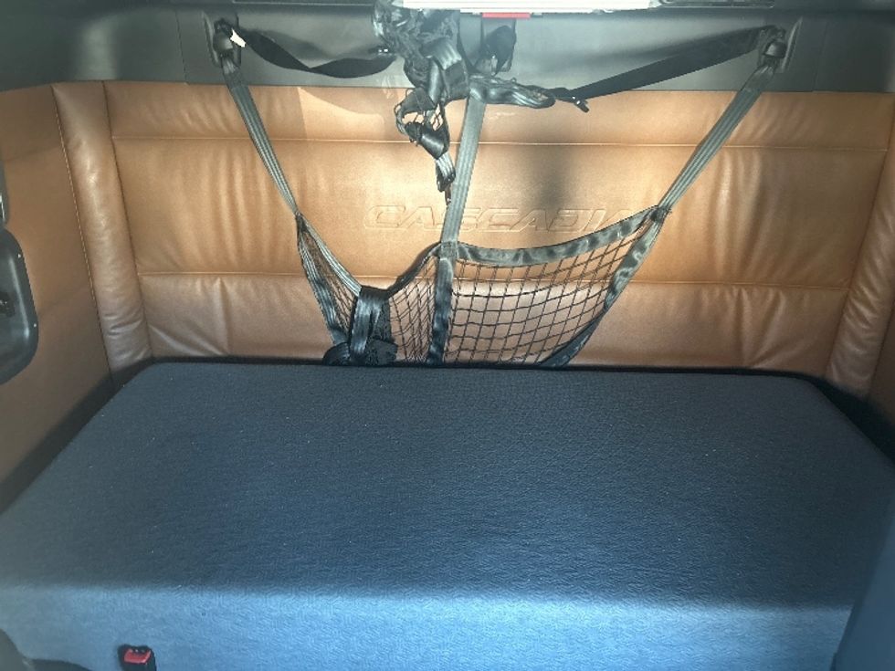 Sleeper Tractor-Heavy Duty Tractors-Freightliner-2022-T12664ST-City Of Industry-CA-567,264\n\t\tmiles-$ 71,750 - Image 15