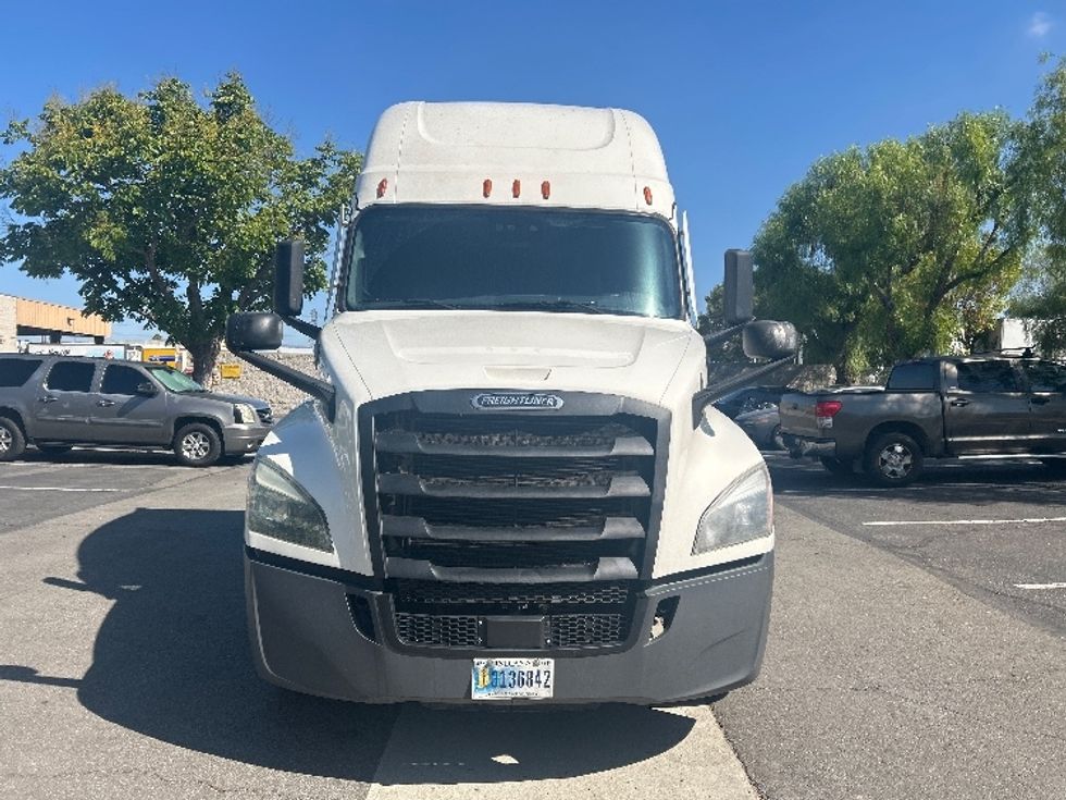 Sleeper Tractor-Heavy Duty Tractors-Freightliner-2022-T12664ST-City Of Industry-CA-567,264\n\t\tmiles-$ 71,750 - Image 2