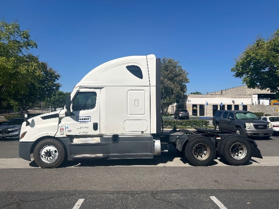 Sleeper Tractor-Heavy Duty Tractors-Freightliner-2022-T12664ST-City Of Industry-CA-567,264\n\t\tmiles-$ 71,750 - Image 3