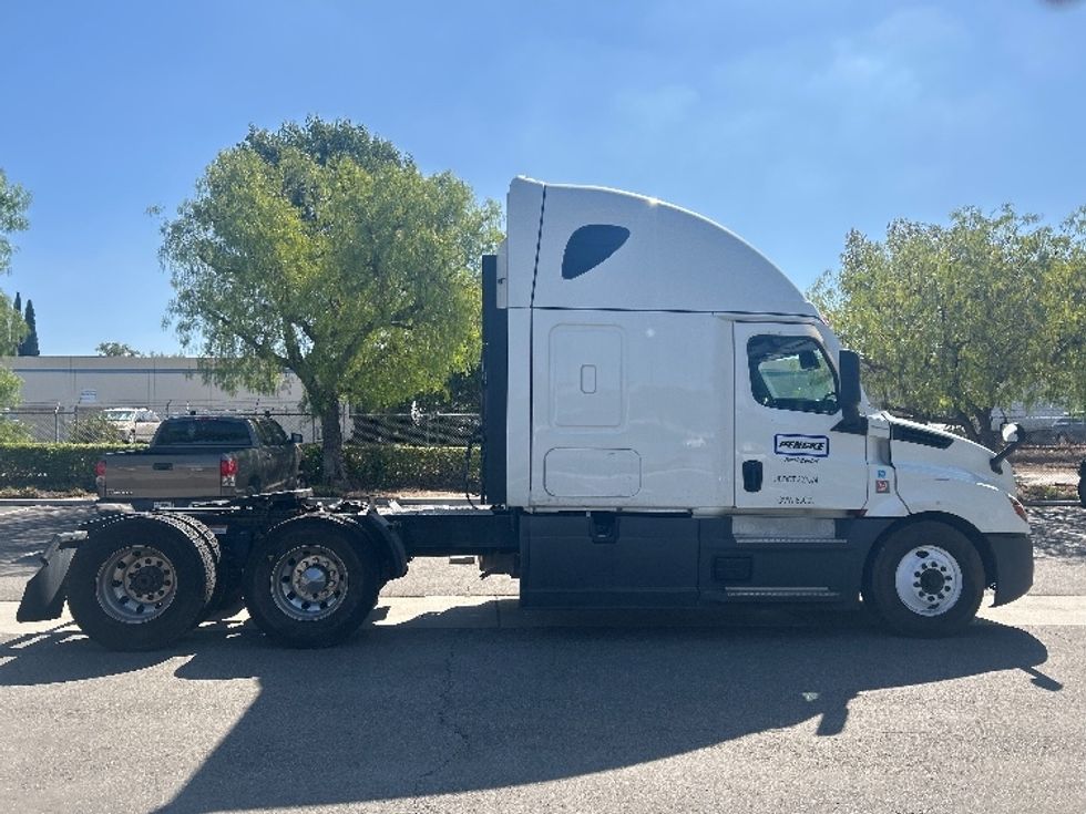 Sleeper Tractor-Heavy Duty Tractors-Freightliner-2022-T12664ST-City Of Industry-CA-567,264\n\t\tmiles-$ 71,750 - Image 7