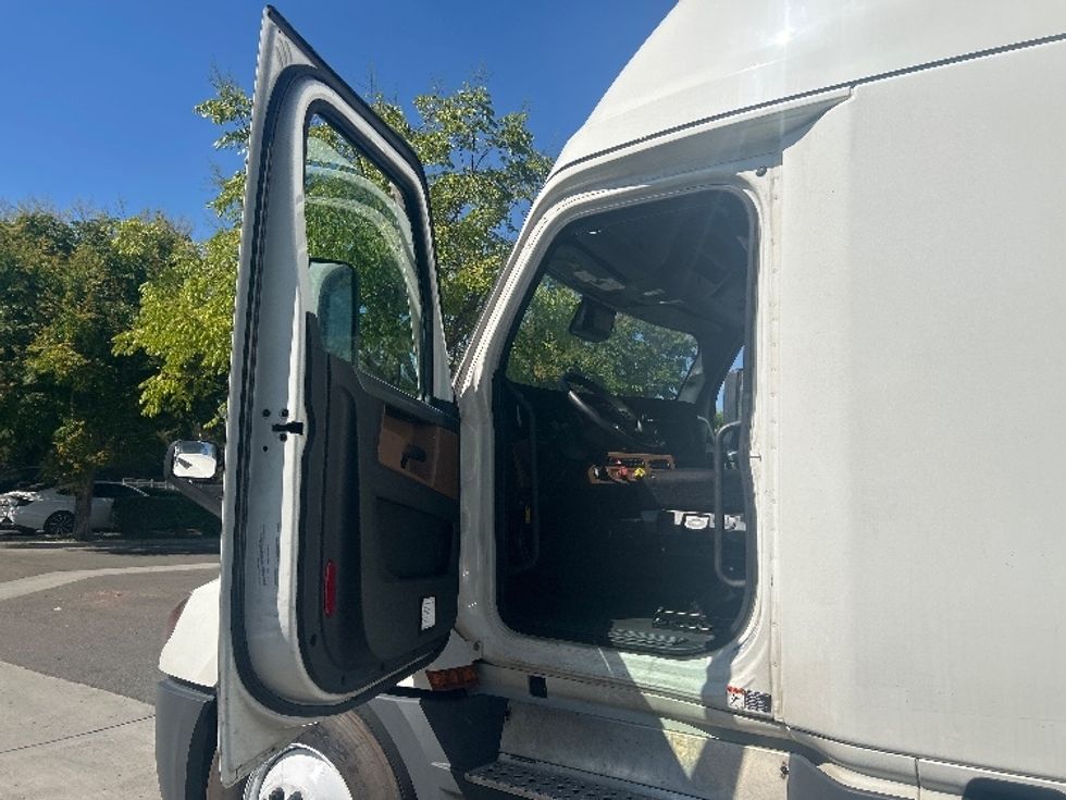 Sleeper Tractor-Heavy Duty Tractors-Freightliner-2022-T12664ST-City Of Industry-CA-567,264\n\t\tmiles-$ 71,750 - Image 8