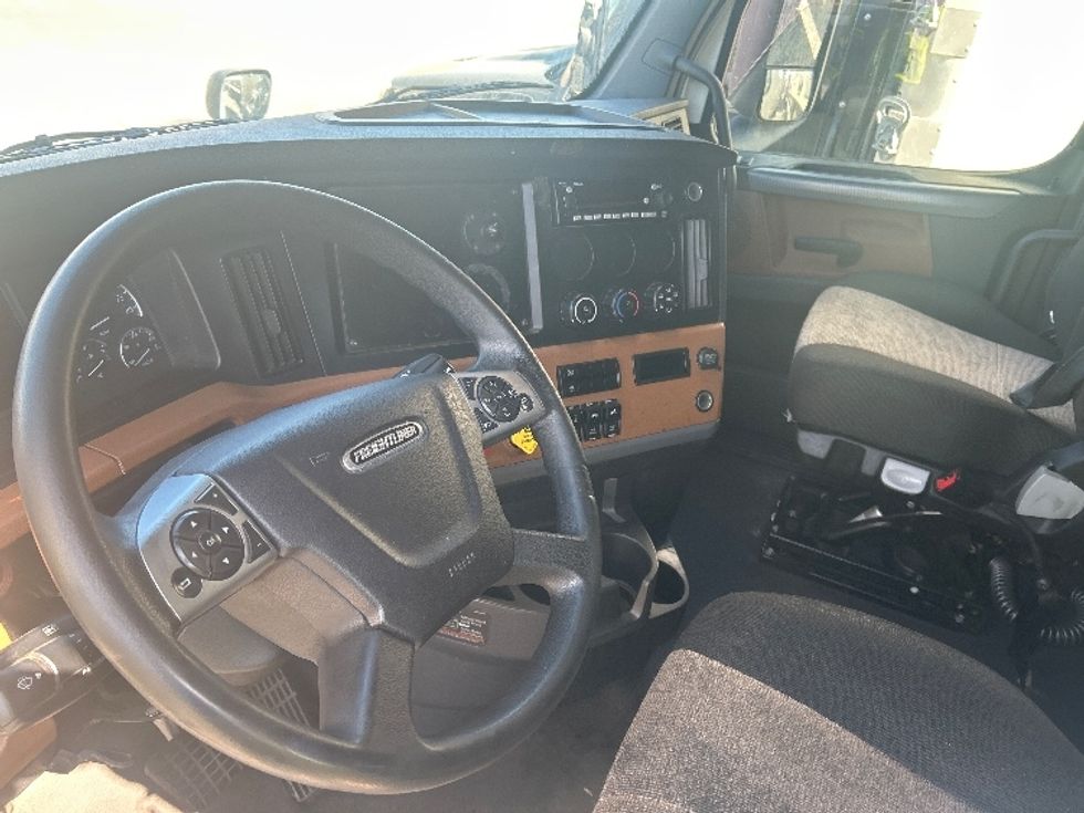 Sleeper Tractor-Heavy Duty Tractors-Freightliner-2022-T12664ST-City Of Industry-CA-567,264\n\t\tmiles-$ 71,750 - Image 9
