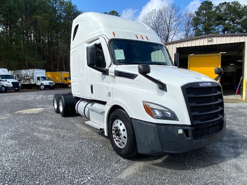 Sleeper Tractor-Heavy Duty Tractors-Freightliner-2022-T12664ST-Cleveland-TN-270,736\n\t\tmiles-$ 87,500 - Image 1