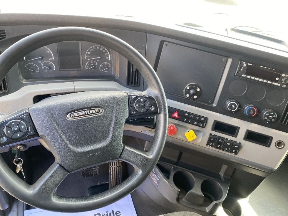 Sleeper Tractor-Heavy Duty Tractors-Freightliner-2022-T12664ST-Cleveland-TN-270,736\n\t\tmiles-$ 87,500 - Image 11