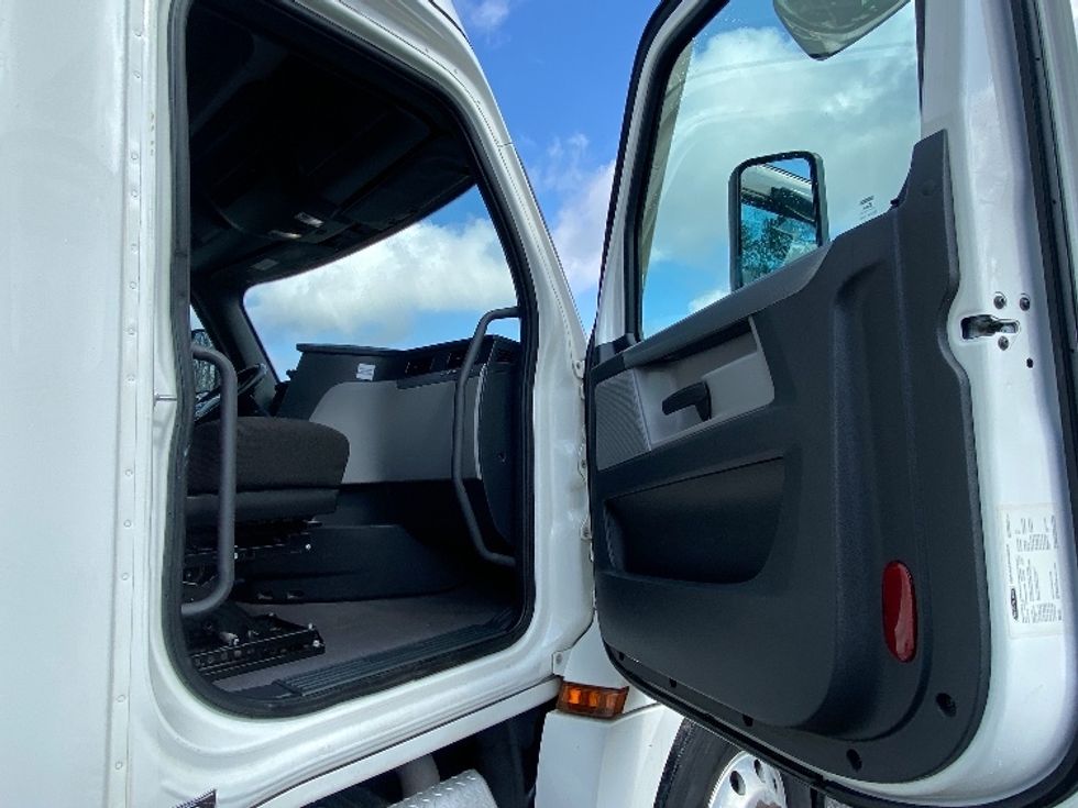 Sleeper Tractor-Heavy Duty Tractors-Freightliner-2022-T12664ST-Cleveland-TN-270,736\n\t\tmiles-$ 87,500 - Image 13