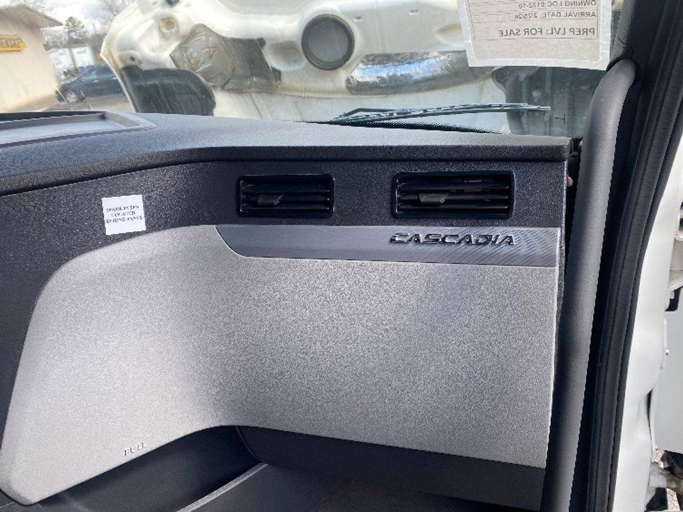 Sleeper Tractor-Heavy Duty Tractors-Freightliner-2022-T12664ST-Cleveland-TN-270,736\n\t\tmiles-$ 87,500 - Image 14