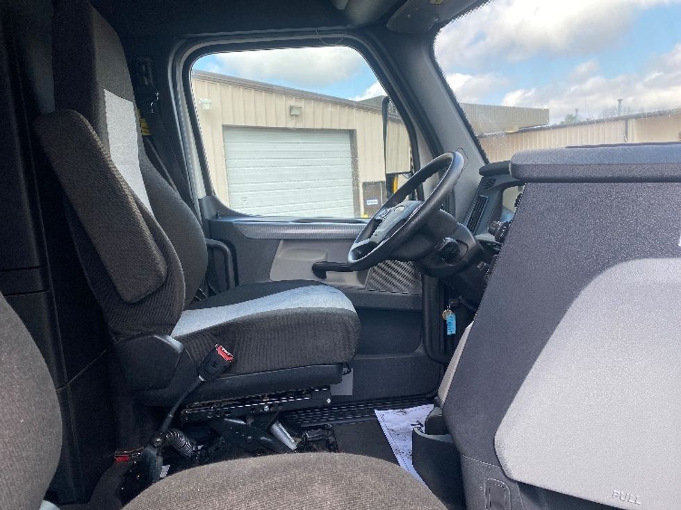 Sleeper Tractor-Heavy Duty Tractors-Freightliner-2022-T12664ST-Cleveland-TN-270,736\n\t\tmiles-$ 87,500 - Image 15