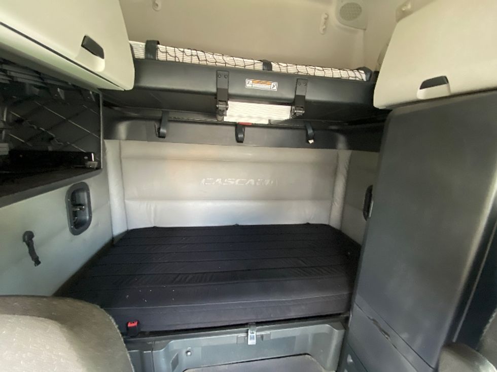 Sleeper Tractor-Heavy Duty Tractors-Freightliner-2022-T12664ST-Cleveland-TN-270,736\n\t\tmiles-$ 87,500 - Image 16