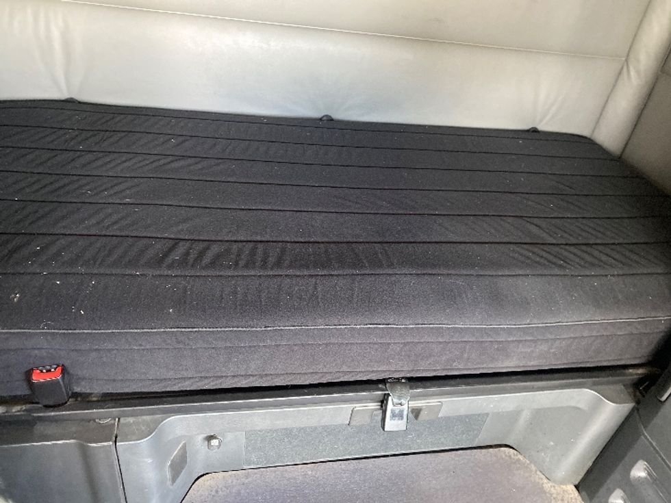 Sleeper Tractor-Heavy Duty Tractors-Freightliner-2022-T12664ST-Cleveland-TN-270,736\n\t\tmiles-$ 87,500 - Image 17