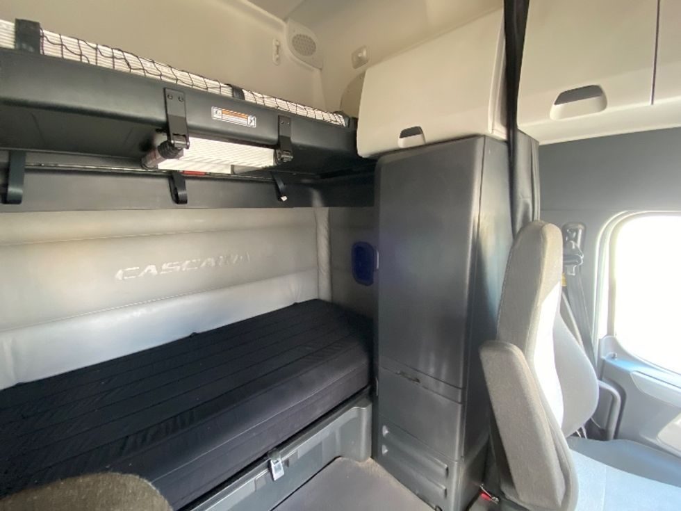 Sleeper Tractor-Heavy Duty Tractors-Freightliner-2022-T12664ST-Cleveland-TN-270,736\n\t\tmiles-$ 87,500 - Image 18