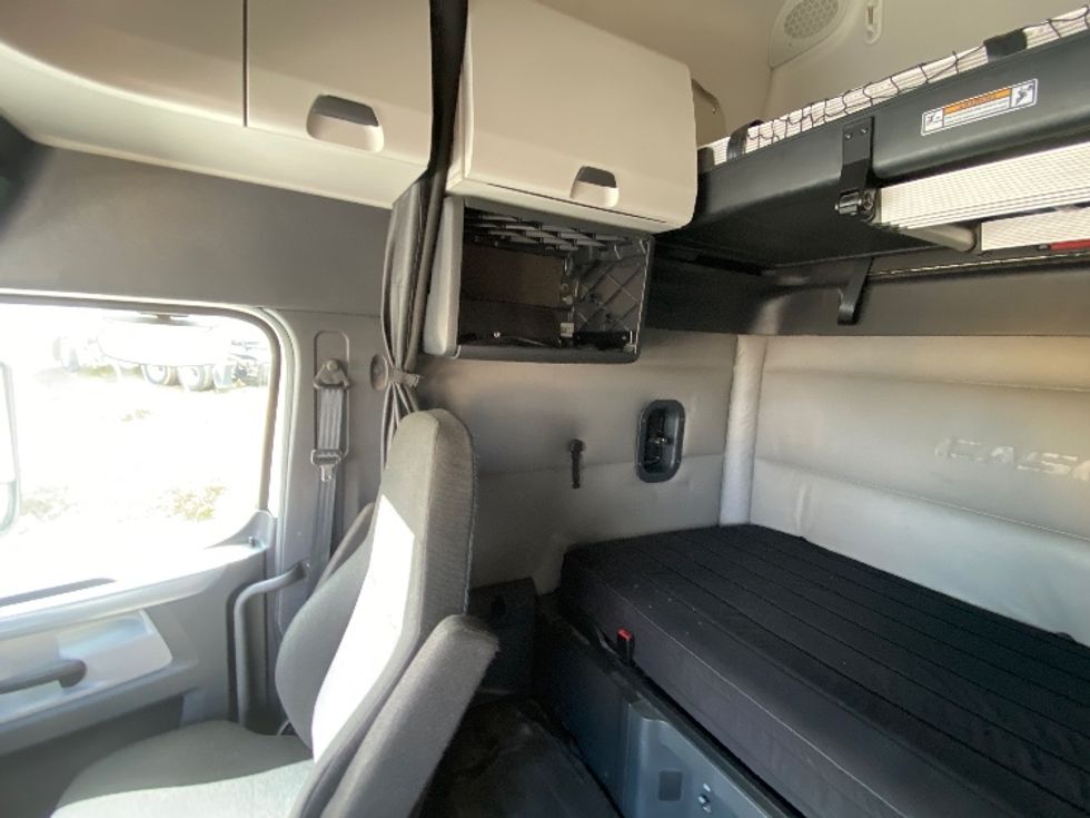 Sleeper Tractor-Heavy Duty Tractors-Freightliner-2022-T12664ST-Cleveland-TN-270,736\n\t\tmiles-$ 87,500 - Image 19